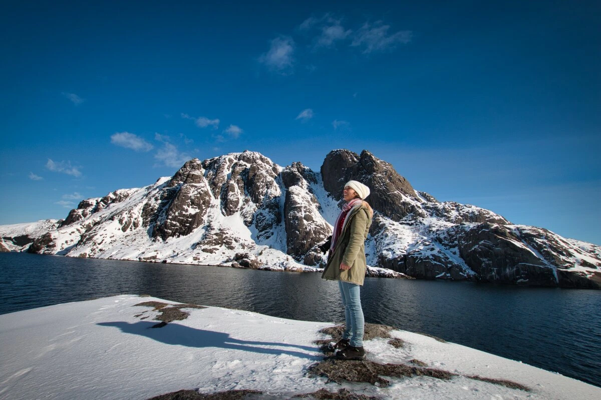 nusfjord travel guide lighthouse in front of nesheia peak