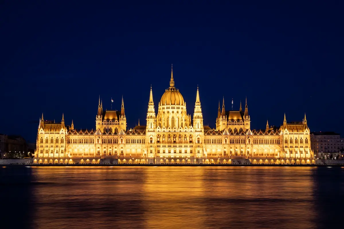 budapest travel guide parliament at night