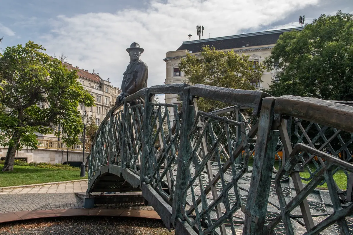 imre nagy statues in budapest